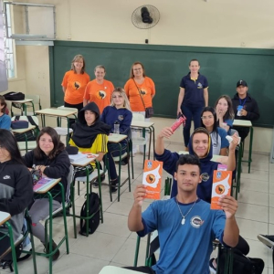 Orientadora educacional da Uninter ministra palestra sobre violência doméstica a alunos de Rio Negro