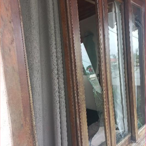 Homem invade e quebra vidros da casa da própria mãe