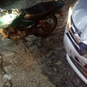 Motociclista sofre suspeita de fratura após colisão com carro