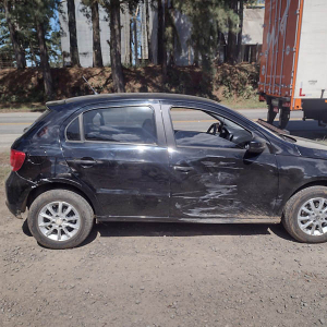 Carro enrosca em caminhão durante ultrapassagem em Mafra