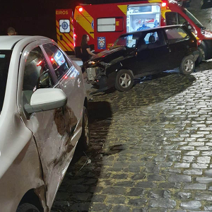 Carros colidem em esquina no bairro do Passo
