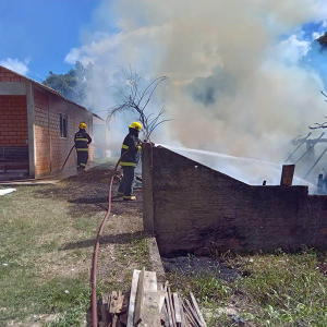 Casa de madeira é totalmente destruída por incêndio