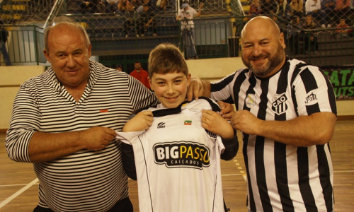 Jovem com autismo é presenteado com camisa do Operário Futsal