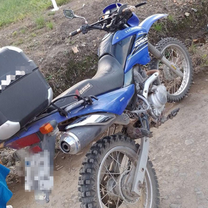 Idoso fica ferido ao perder o controle e cair de motocicleta
