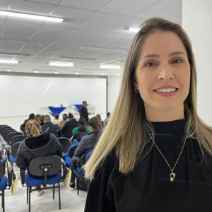Médica ministra palestra sobre cuidados paliativos para alunos do Cedup