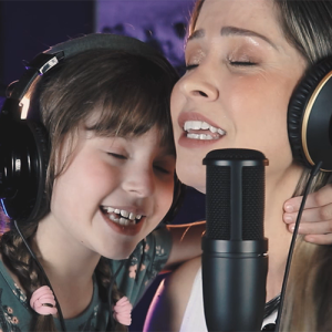 Mãe e filha gravam música em homenagem ao Dia das Mães