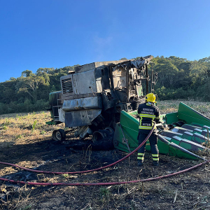 Colheitadeira agrícola é destruída por incêndio