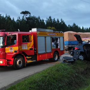 Homem fica gravemente ferido após colisão entre carro e caminhão na BR-116