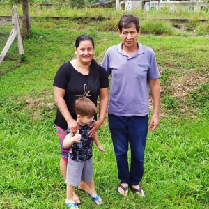Moradora tem casa invadida por esgoto e cobra solução da prefeitura