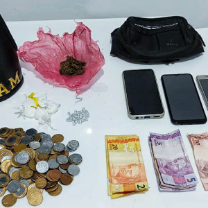 Trio é preso pela PM suspeito de tráfico de drogas