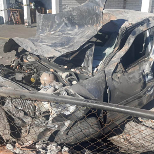 Homem morre após carro colidir contra muro
