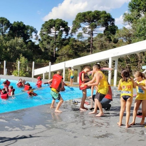 Projeto Golfinho ensina crianças sobre prevenção em ambientes aquáticos