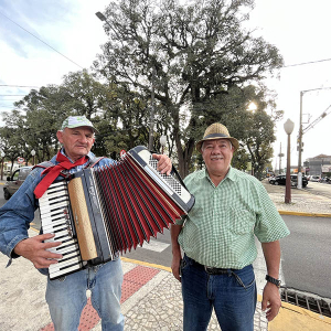 Formada por acaso, dupla musical anima público na Praça João Pessoa