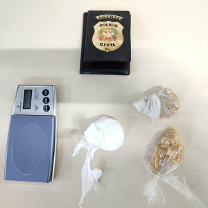 Operação da Polícia Civil apreende drogas em três endereços no mesmo bairro