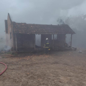 Incêndio atinge depósito de carvão vegetal no interior