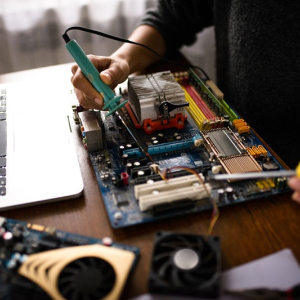 Escola Profissional Canal C abre matrículas para curso de montagem e manutenção de computadores