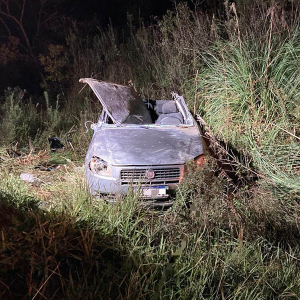 Carro fica destruído ao sair da pista e capotar na SC-114