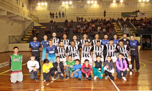 Torcida aplaude o Operário de pé após empate contra o vice-líder Rio do Sul