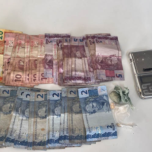 Homem é preso pela PM suspeito de tráfico de drogas