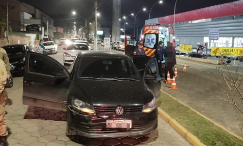 Engavetamento entre três veículos deixa mulher ferida