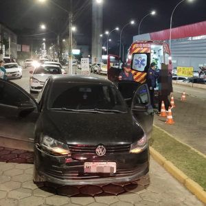 Engavetamento entre três veículos deixa mulher ferida