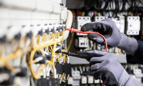 Últimas vagas para o curso de Eletricista Industrial da Escola Profissional Canal C