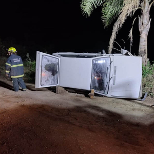 Carro tomba após colidir com barranco no interior