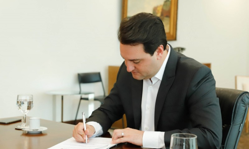 Ratinho Junior assina decreto que reajusta piso do Salário Mínimo Regional
