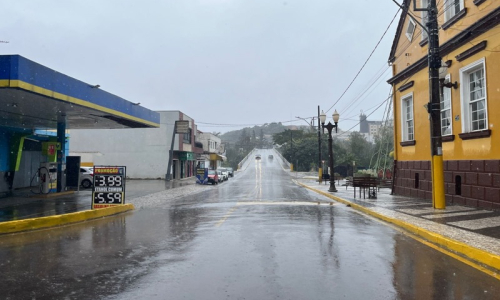 Frente fria traz chuva e queda brusca nas temperaturas