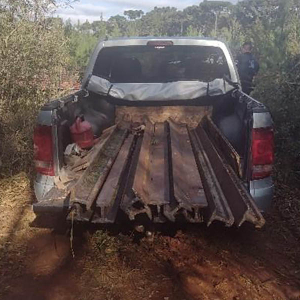 Dupla é flagrada furtando trilhos no interior