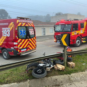 Jovem de 17 anos fica ferida ao sofrer queda de moto
