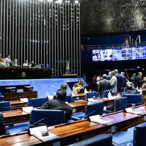 Senado aprova MP que reajusta salário mínimo e amplia faixa de isenção do IR