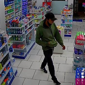 Criminoso faz menção de estar armado e rouba dinheiro de farmácia
