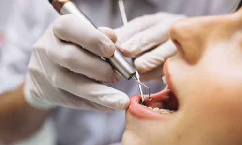 Sine disponibiliza vagas para auxiliar de dentista e publicitário em Rio Negro