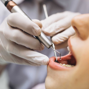 Sine disponibiliza vagas para auxiliar de dentista e publicitário em Rio Negro