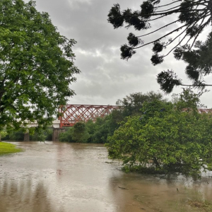 Defesa Civil alerta para risco muito alto de chuva e alagamentos neste final de semana