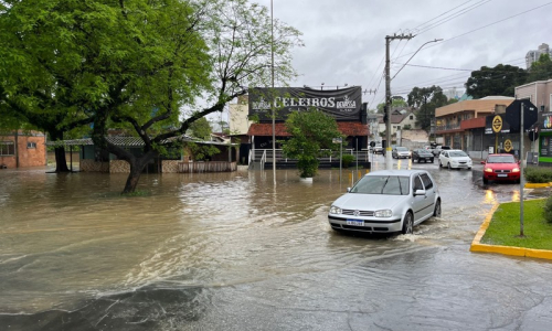 Praça dos Correios é interditada após cheia do rio Negro