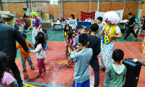 Grupo de voluntários leva diversão às crianças desabrigadas pelas enchentes