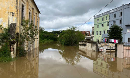 Saiba como ajudar vítimas das enchentes com doações via Pix