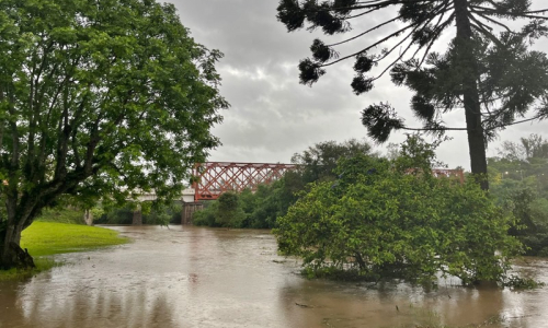 Semana começa com alerta de chuva volumosa e temporais na região
