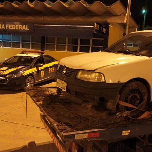 Carro carregado com agrotóxico tomba após tentar fugir da PRF
