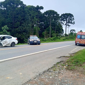 Saveiro e Cronos colidem na BR-280