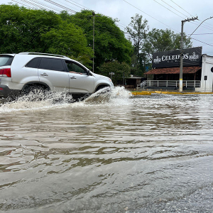 Motoristas desrespeitam fechamento de ruas e se arriscam na enchente