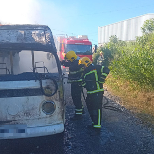 Kombi de 1980 é destruída por incêndio