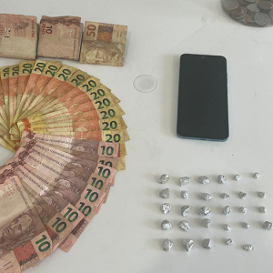 Mulher é presa pela PM suspeita de tráfico de drogas