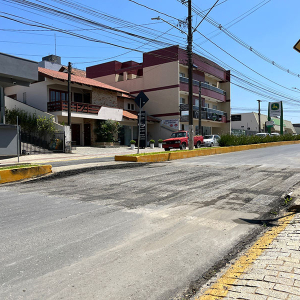 Após 2 anos, faixas elevadas são retiradas da avenida Nereu Ramos