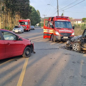 Três pessoas ficam feridas em batida frontal de veículos