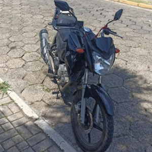 Idosa é atropelada por moto ao tentar atravessar fora da faixa