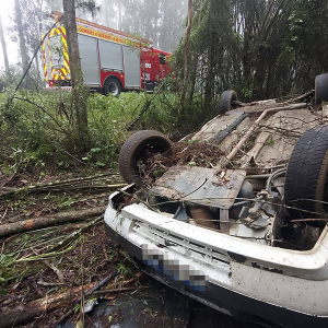 Motorista fica ferido após carro sair da pista e capotar na SC-114