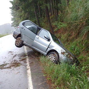 Carro sai da pista após colisão na SC-477